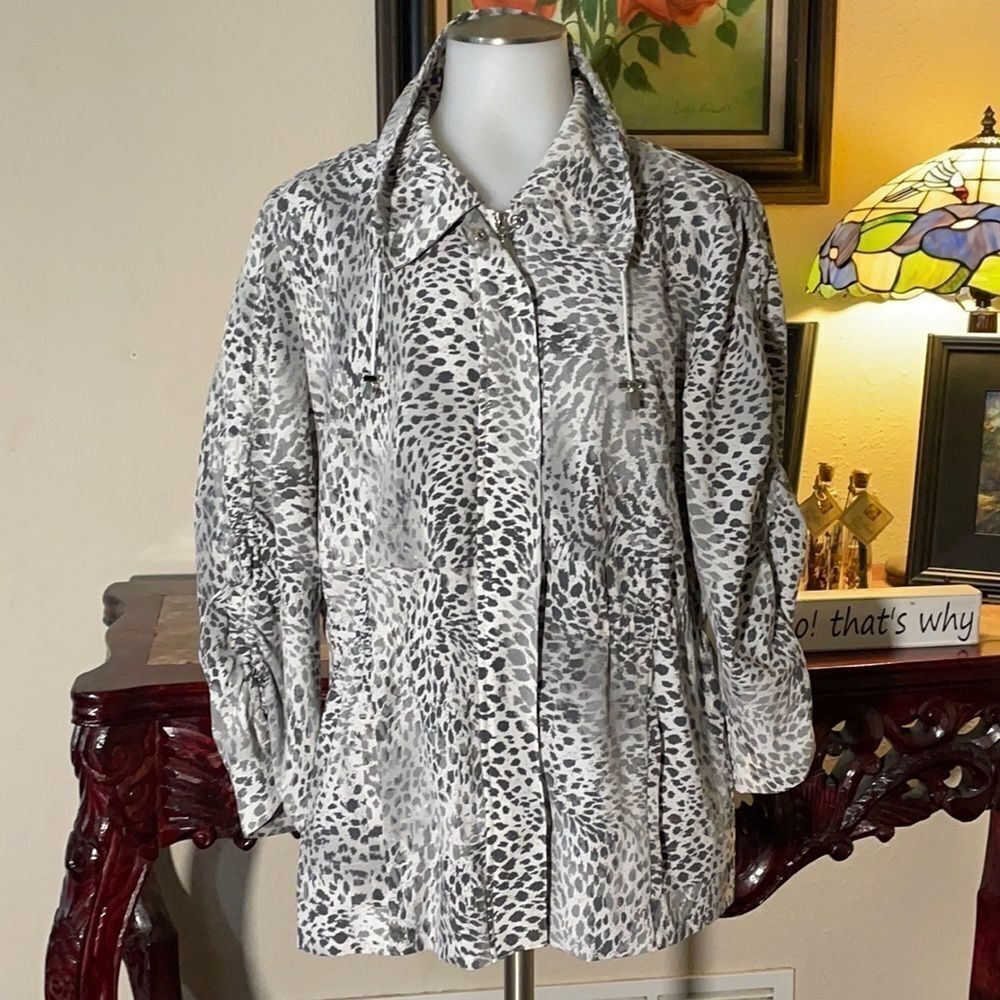 Zenergy By Chico’s animal print Blouse windbreaker